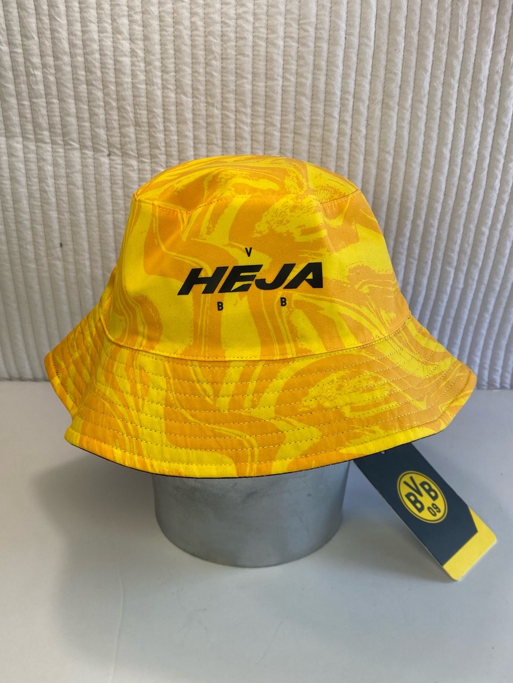 NWT Borussia Dortmund BVB Reversible
Festival Bucket Hat - One Size